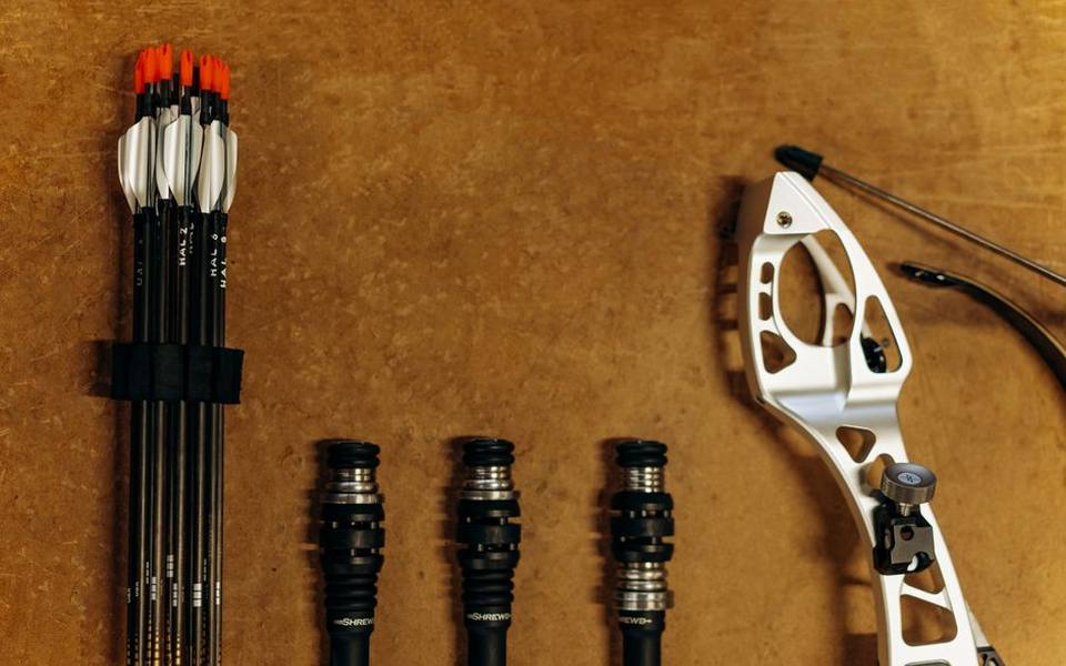 The mechanics of arrow pullers on dense targets